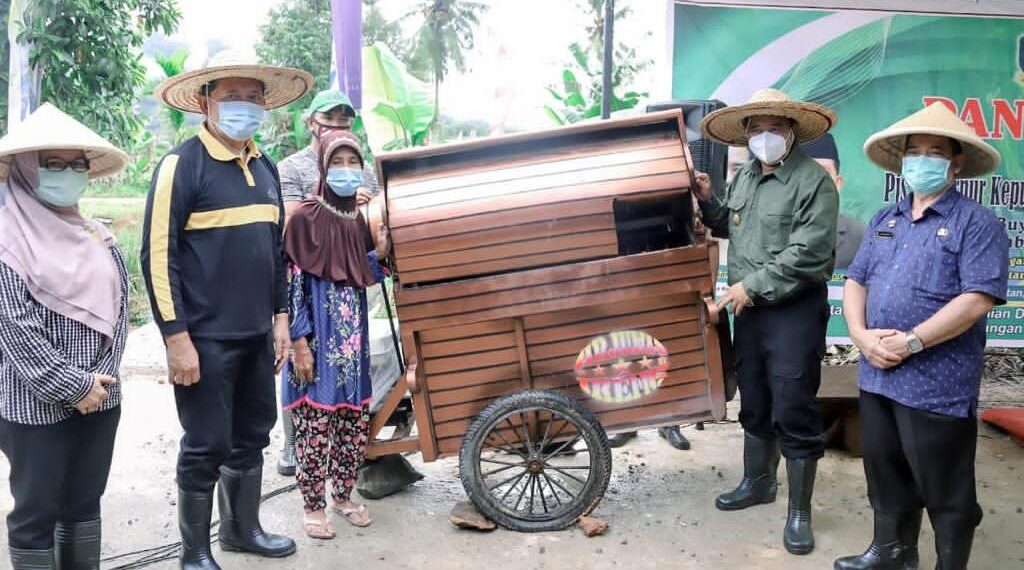 Meninjau Fasilitas Masyarakat Petani Bintan