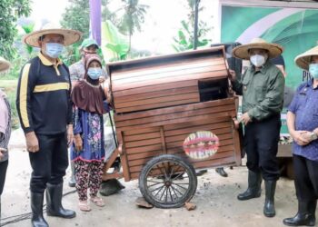 Meninjau Fasilitas Masyarakat Petani Bintan