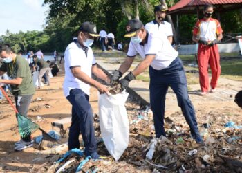 Lantamal Iv Bersama Yayasan Bina Berkah Lestari Gelar Bersih-Bersih Pantai