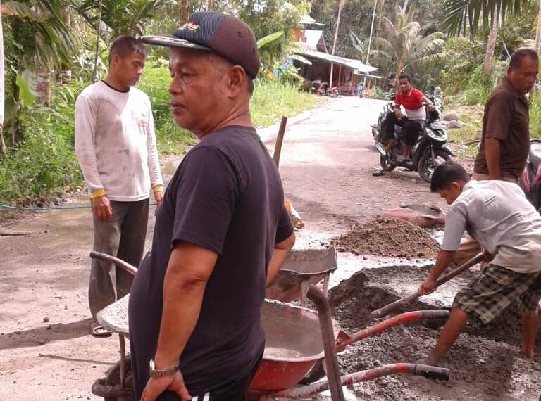 Masyarakat Durian Gadung Goro Bangun Jalan Artenatip 30 Meter Secara Swadaya
