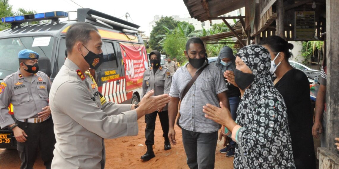 Kapolda Kepri, Kapolres, Bhayangkari Cabang Tanjungpinang Bagikan Sembako Dan Tali Asih Kepada Warga Korban Banjir