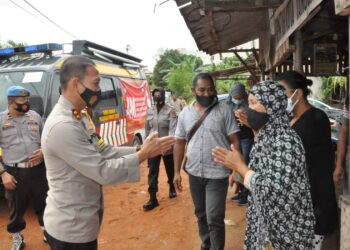 Kapolda Kepri, Kapolres, Bhayangkari Cabang Tanjungpinang Bagikan Sembako Dan Tali Asih Kepada Warga Korban Banjir