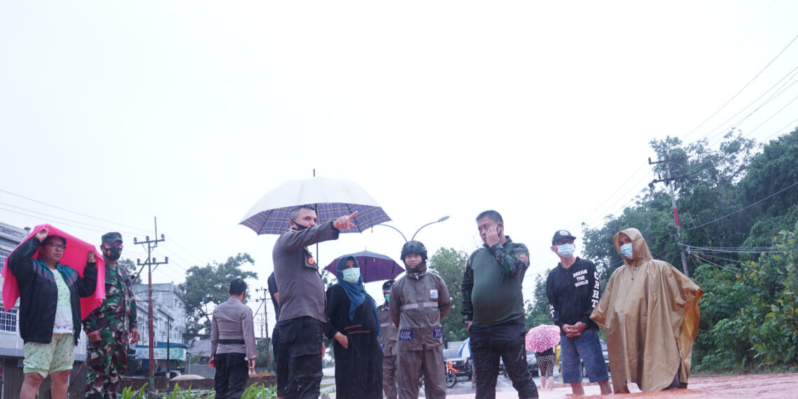 Diguyur Hujan Deras, Banjir, Longsor dan Pohon Tumbang, Dandim 0315/Bintan Kerahkan Personilnya Evakuasi Warga