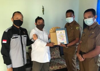 Lurah Kampung Bulang Berikan Cendra Mata Kepada 6 Mantan RT/RW