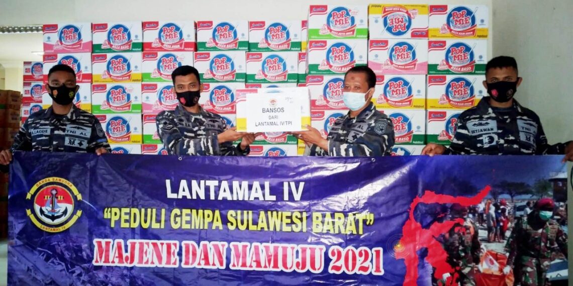 Rasa Peduli Dengan Masyarakat Danlantamal IV Salurkan Bantuan ke Sulbar