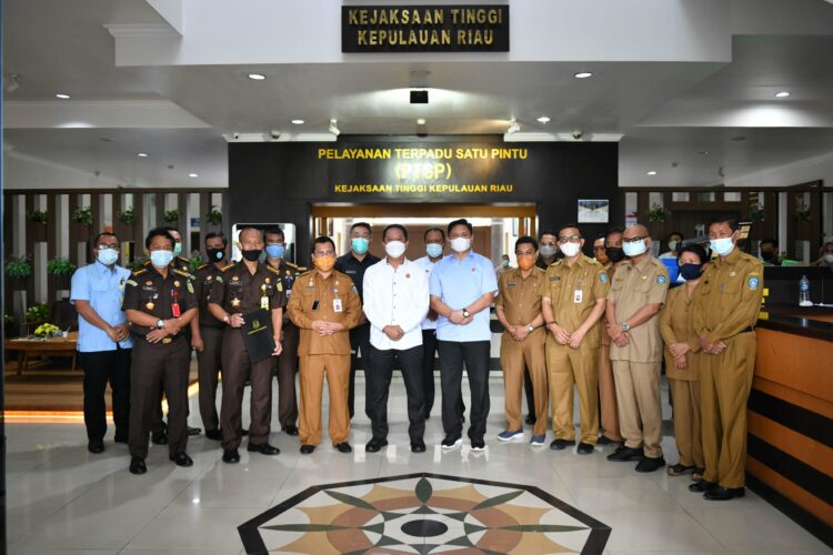 Atasnama Pemprov Kepri Arif Fadillah Serahkan Satu Unit Mobil Ambulans ke Kejati Kepri