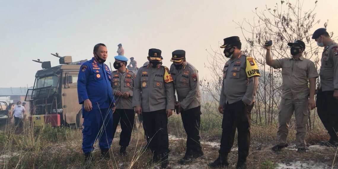 Kapolda Kepri Pimpin Langsung Pemadaman Kebakaran Hutan Dan Lahan Di Pulau Galang