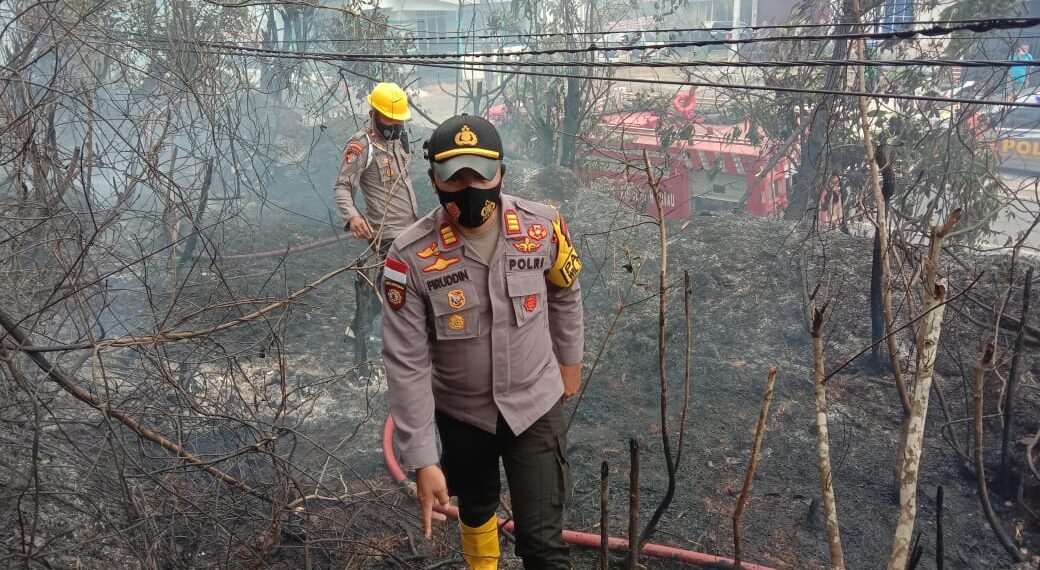 Personil Polsek Tanjungpinang Timur Bersama Damkar Bajibaku Padamkan Api Kebakaran Hutan