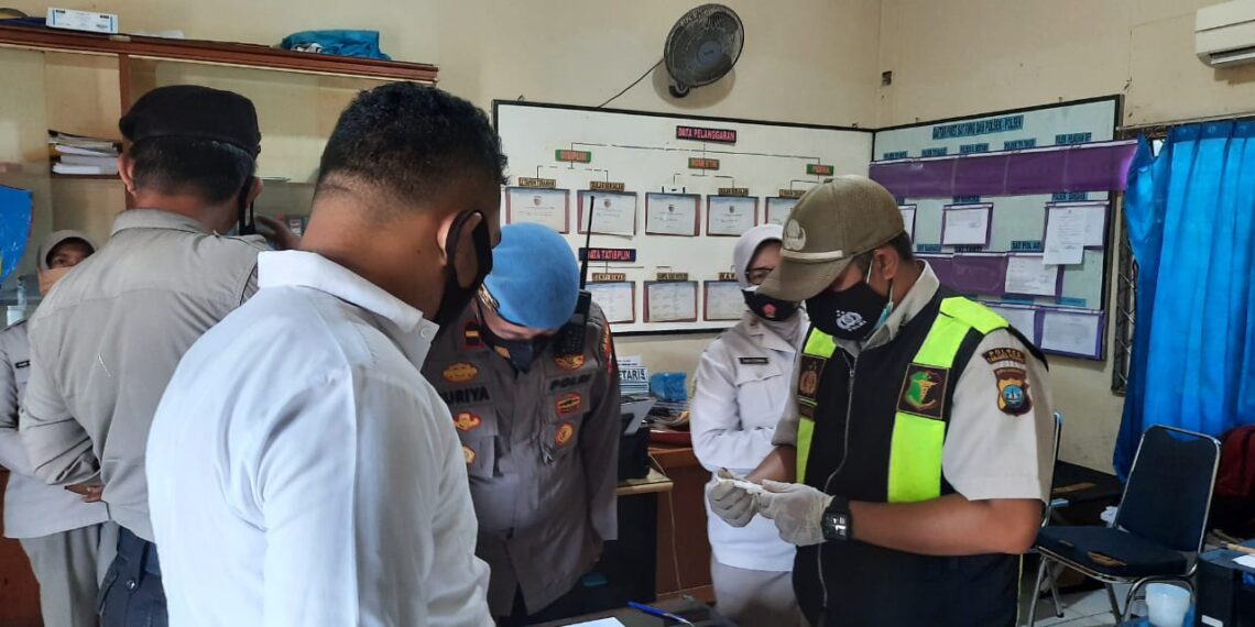 Upaya Berantas Penyalahgunaan Narkoba, Personel Polres Tanjungpinang Cek Urine Secara  Acak