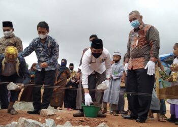 Letakan Batu Pertama Pembangunan Masjid Utsman Bin Affan di SDIT,Ini Pesan Sekda