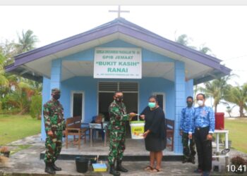 Danlanud RSA Serahkan Bantuan Cat Untuk Tempat Ibadah