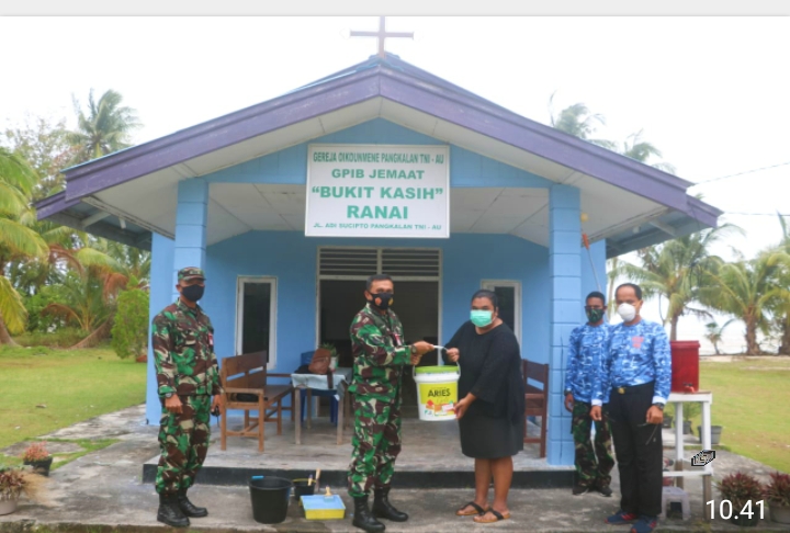 Danlanud RSA Serahkan Bantuan Cat Untuk Tempat Ibadah