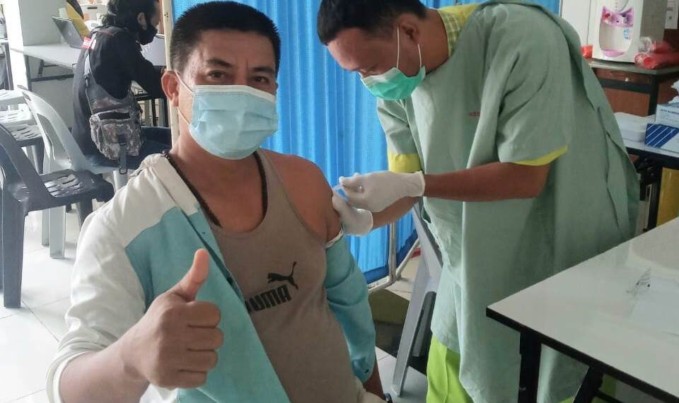 Upaya Memutus Mata Rantai Penyebaran Covid-19, Pengurus SMSI Kota Batam Divaksin