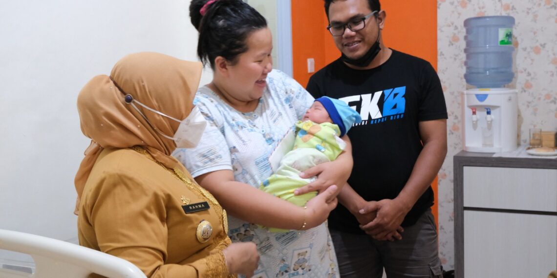 Solidaritas yang Tinggi Rahma Menyempatkan Diri Mampir ke Kelinik Menjenguk Tempat Persalinan Anak Rekan Media