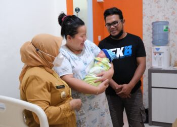 Solidaritas yang Tinggi Rahma Menyempatkan Diri Mampir ke Kelinik Menjenguk Tempat Persalinan Anak Rekan Media