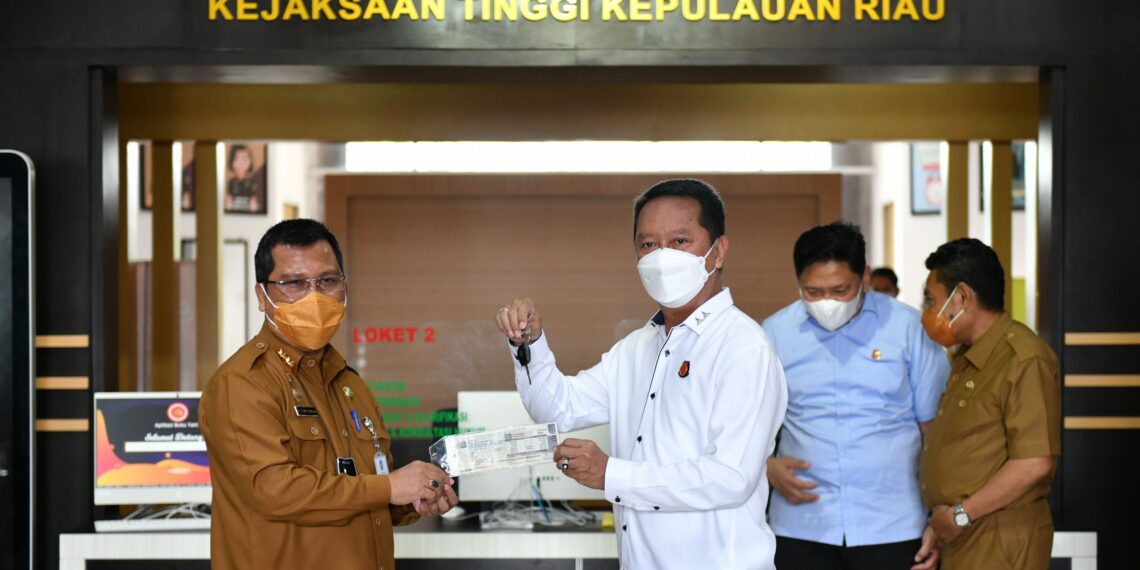 Atasnama Pemprov Kepri Arif Fadillah Serahkan Satu Unit Mobil Ambulans ke Kejati Kepri