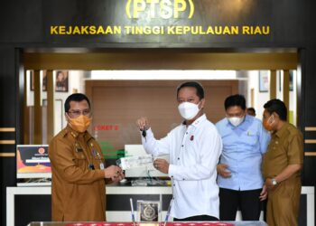 Atasnama Pemprov Kepri Arif Fadillah Serahkan Satu Unit Mobil Ambulans ke Kejati Kepri
