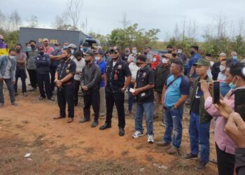 Petani Kampung Lome Mengecam Akses Jalan Masuk Kebunya Ditutup, Oleh Orang Suruhan PT BMW