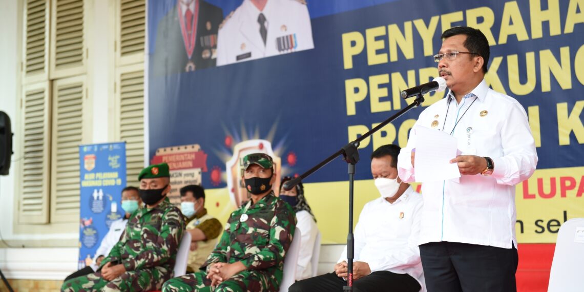 Sekdaprov Arif Serahkan Vaksin Tahap Pertama untuk Kabupaten/Kota