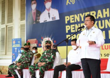 Sekdaprov Arif Serahkan Vaksin Tahap Pertama untuk Kabupaten/Kota