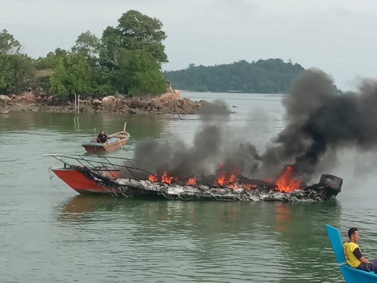 Posal Penuba Berhasil Bantu Evakuasi Korban Kebakaran Kapal Dilaut