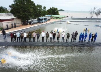 Dukung Ketahanan Pangan, Lanal Batam Tebar 600.000 Benur Udang