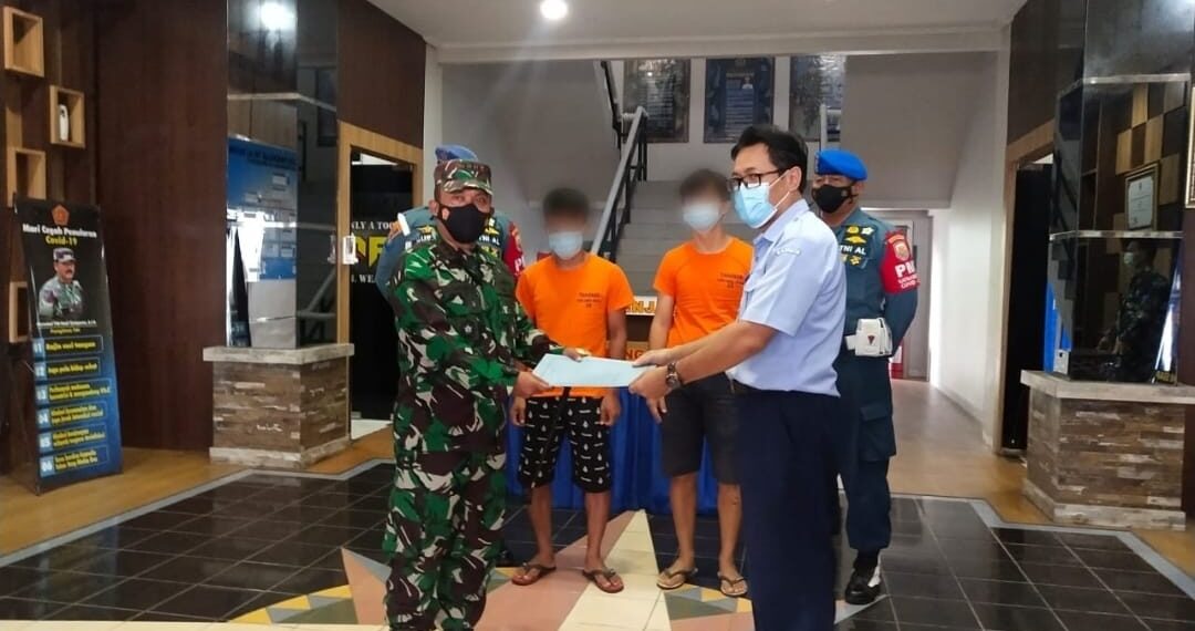 Danlanal Batam Serahkan Dua Orang Tersangka Pelaku Penyelundupan Baby Lobster Ke SKIPM Batam