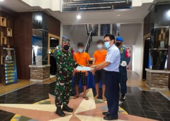 Danlanal Batam Serahkan Dua Orang Tersangka Pelaku Penyelundupan Baby Lobster Ke SKIPM Batam