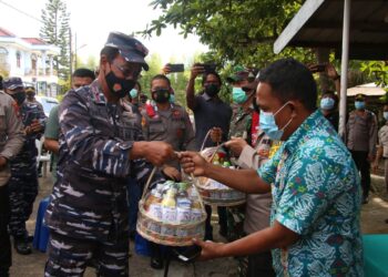 Danlantamal IV Bersama Walikota Batam Dan FKPD Provinsi Kepri Tinjau Posko PPKM Skala Mikro