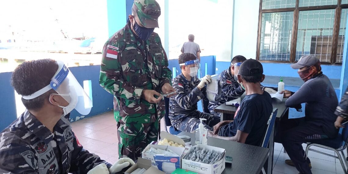 Danlanal Ranai Tinjau Pelaksanaan Vaksinasi Di Pelabuhan Tanjung Payung  Penagi