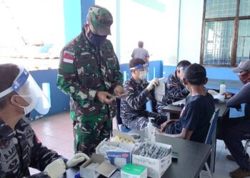 Danlanal Ranai Tinjau Pelaksanaan Vaksinasi Di Pelabuhan Tanjung Payung  Penagi