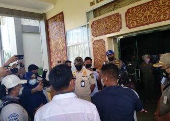 Rahma Sepertinya Mengelak Dari Awak Media Puluhan Insan Pers Orasi Dikantornya