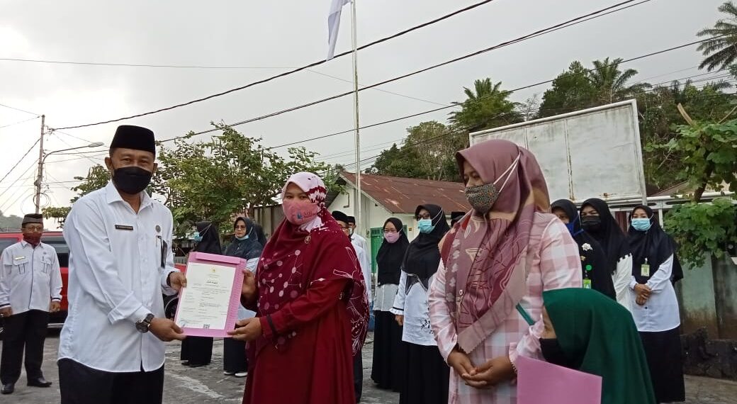 KakanKamenag Padang Panjang Serahkan Sertifikasi Halal Kepada Sejumlah IKM