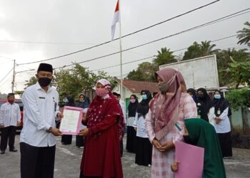 KakanKamenag Padang Panjang Serahkan Sertifikasi Halal Kepada Sejumlah IKM