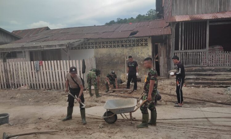 Jaga Keamanan Lingkungan Warga, Satgas TMMD Ke – 111 Kodim 0315/Bintan Bangun Pos Kamling di Desa Marok Tua