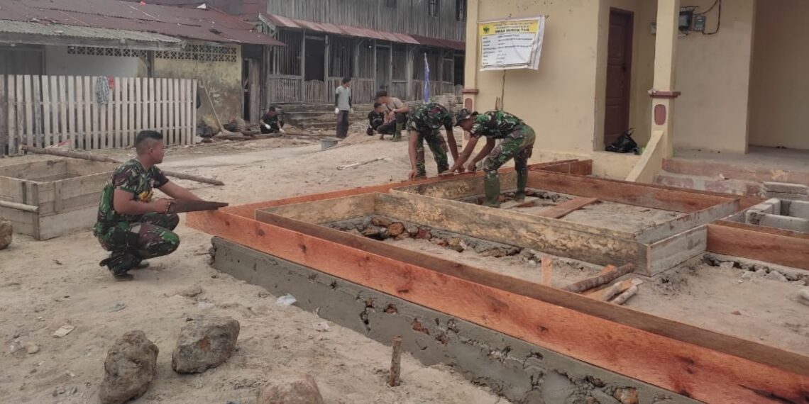 Jaga Keamanan Lingkungan Warga, Satgas TMMD Ke – 111 Kodim 0315/Bintan Bangun Pos Kamling di Desa Marok Tua