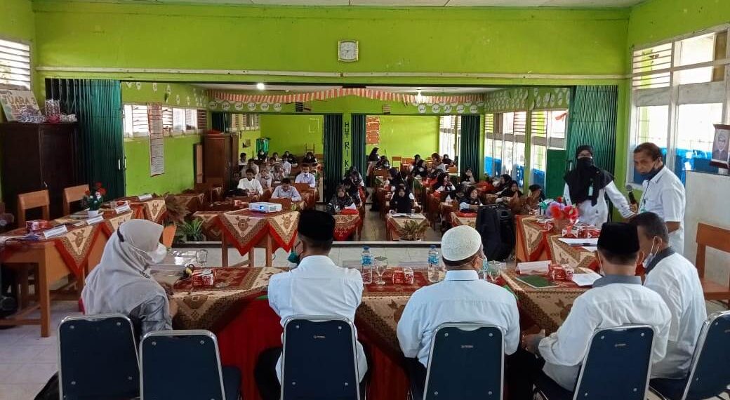 Sebagai Narasumber Kakankemenag Berikan Edukasi Diacara Lokakarya di MAN 1 Padang Panjang