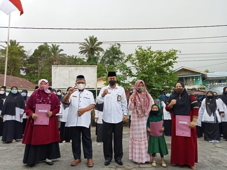 KakanKamenag Padang Panjang Serahkan Sertifikasi Halal Kepada Sejumlah IKM