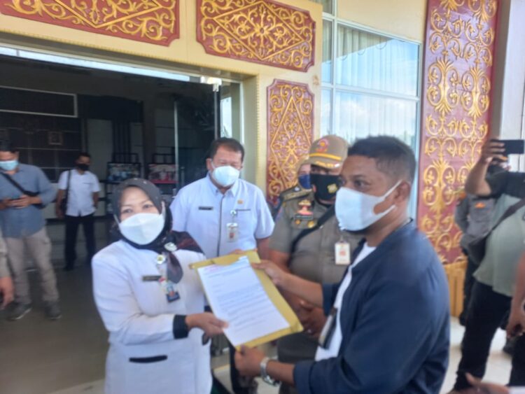 Rahma Sepertinya Mengelak Dari Awak Media Puluhan Insan Pers Orasi Dikantornya