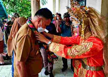 Berkunjung ke-Serasan Bupati Wan Siswandi Disambut Kalungan Bunga