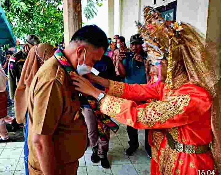 Berkunjung ke-Serasan Bupati Wan Siswandi Disambut Kalungan Bunga