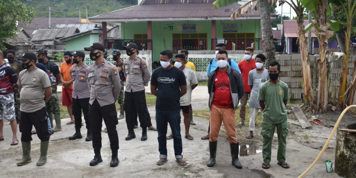 Upaya Cegah Penyebaran Covid-19, Personil SSK Satgas TMMD Ke-111 Kodim 0315/Bintan Bagikan Masker ke Warga