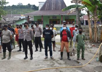 Upaya Cegah Penyebaran Covid-19, Personil SSK Satgas TMMD Ke-111 Kodim 0315/Bintan Bagikan Masker ke Warga