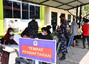 Antusiasme Masyarakat Maritim Ingin Divaksin, Dalam Serbuan Vaksin Yang Dilaksankan Lantamal IV