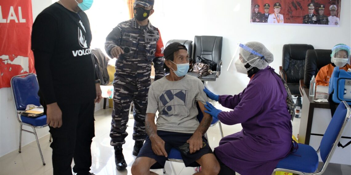 Masyarakat Maritim Pulau Terluar Mapur Tidak Luput di Vaksin Covid-19 Lantamal IV