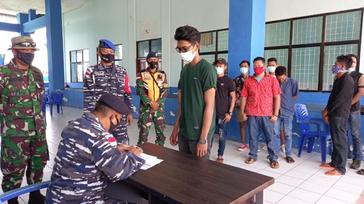 Tim TNI AL Bantu Laksanaan Vaksin Covid-19 Di Pulau Terpencil Wilayah Ranai