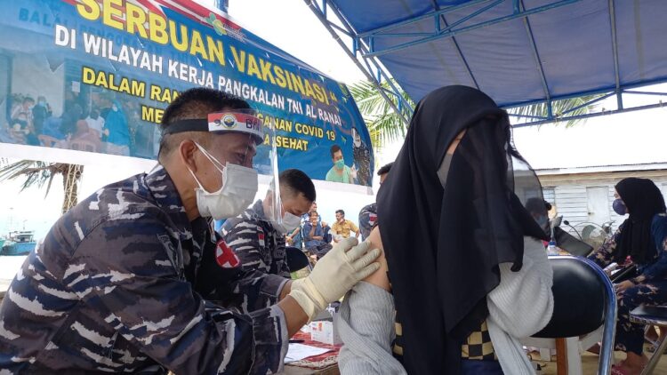Laksanakan Serbuan Vaksin Covid 19 Lanal Ranai Pasilitasi Kapal Angkut Masyarakat Maritim Yang Akan Divaksin