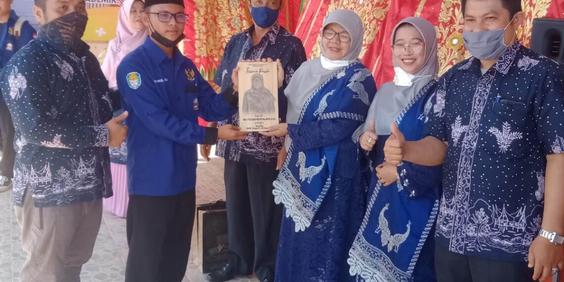 Memasuki Purna Tugas Yulias Sriwinarti S.Pd Dilepas Dengan Suka-Cita Selaku Kepsek SMKN 1 Sijunjung