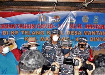 Wadanlantamal IV Tinjau Pelaksanaan Serbuan Vaksin Covid-19 Di Pulau-Pulau  Terpencil
