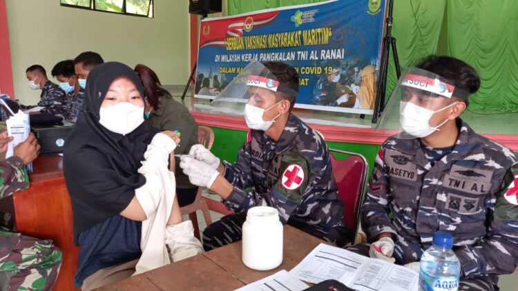 TNI AL Terus Pacu Lakukan Serbuan Vaksin Covid-19 Utus Tim Vaksinator Ke Pulau Tiga Natuna